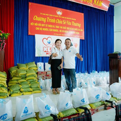 Hình ảnh một nhóm người đang hỗ trợ lẫn nhau, tượng trưng cho sự giúp đỡ gia đình và bạn bè