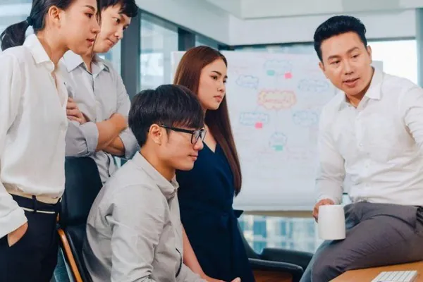 Hình ảnh minh họa các dấu hiệu của vấn đề cờ bạc, một người đang lo lắng với các con số và biểu tượng cá cược xung quanh