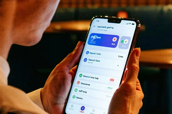 Người chơi đang thiết lập giới hạn tiền gửi trên nền tảng i9bet để kiểm soát chi tiêu
